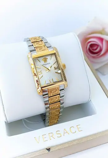 Đồng hồ Versace Tonneau Lady phiên bản có này có màu nửa vàng với phong cách sang chảnh khi lên tay